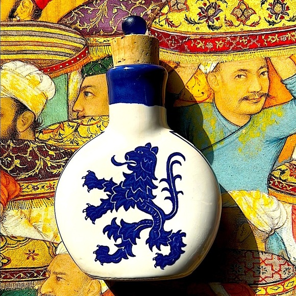 Vintage Blue & White Porcelain Snuff Bottle – European Heraldic Lion Design - Picture 6 of 9